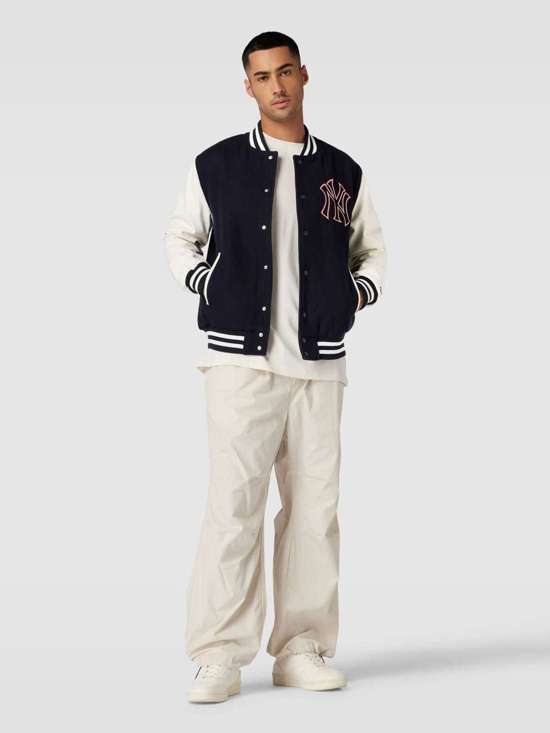 Студенческий пиджак с вышитыми лейблами