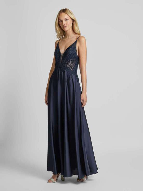 Вечернее платье с цветочной вышивкой