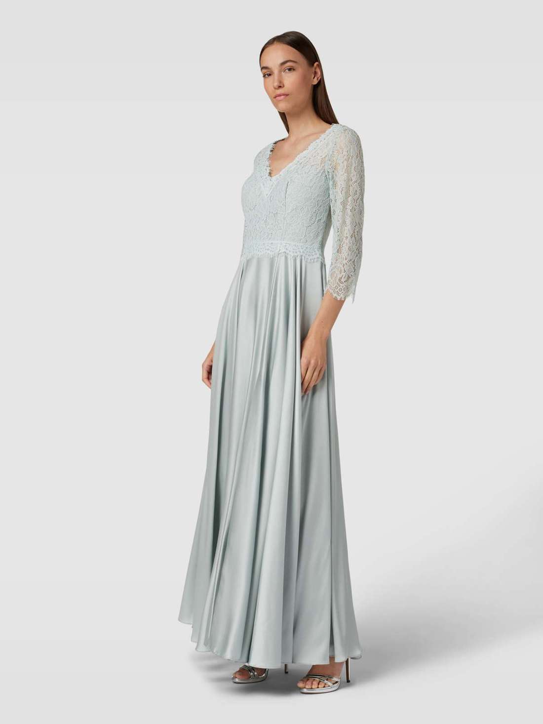 Вечернее платье с кружевной отделкой