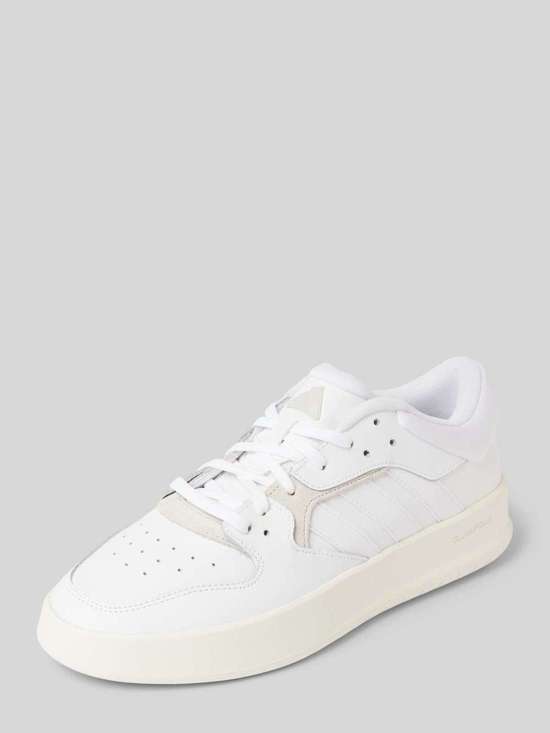 кроссовки на шнуровке