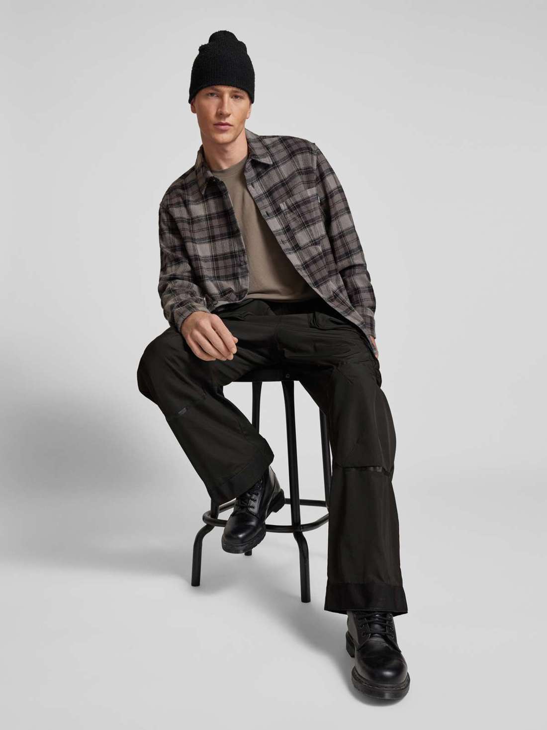 Брюки-карго свободного кроя с карманами с клапанами