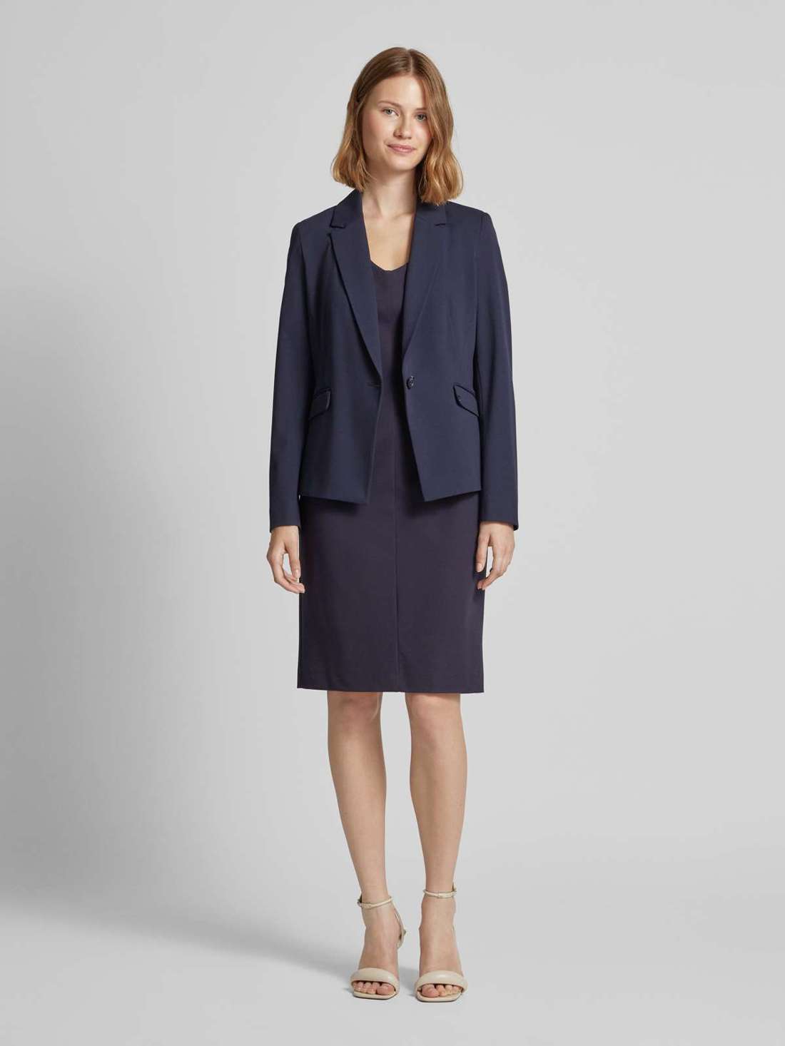 Платье длиной до колена с V-образным вырезом