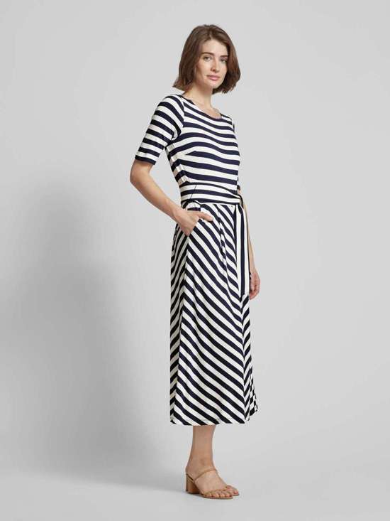 Платье миди с полосатым узором и поясом