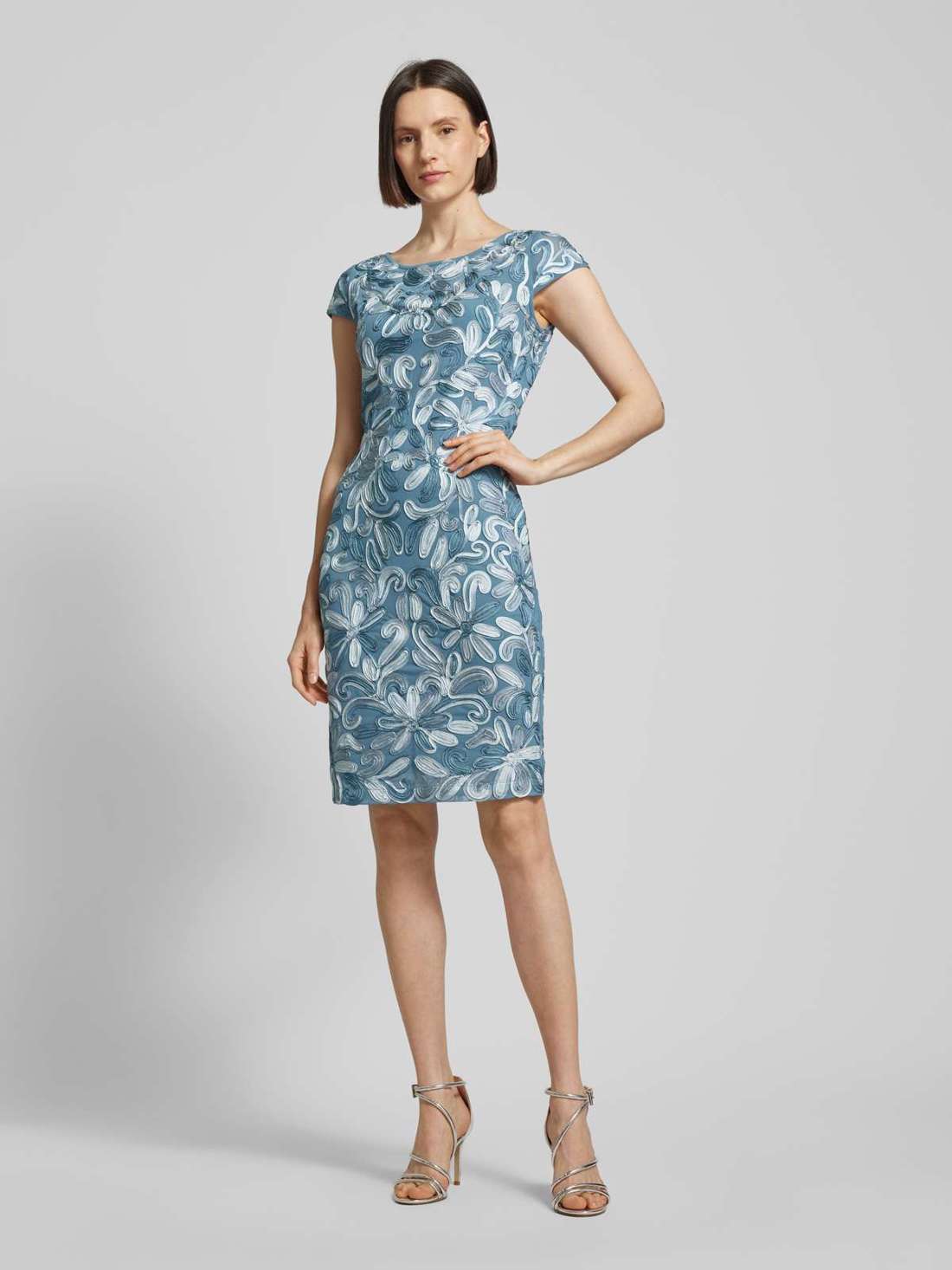 Коктейльное платье длиной до колена с рукавами-крылышками