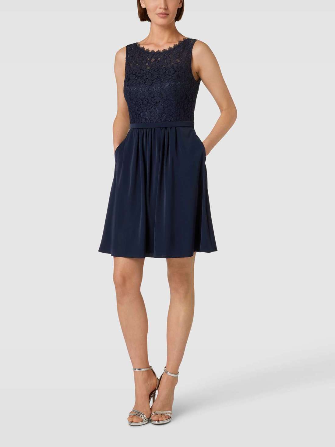 Коктейльное платье с кружевной отделкой