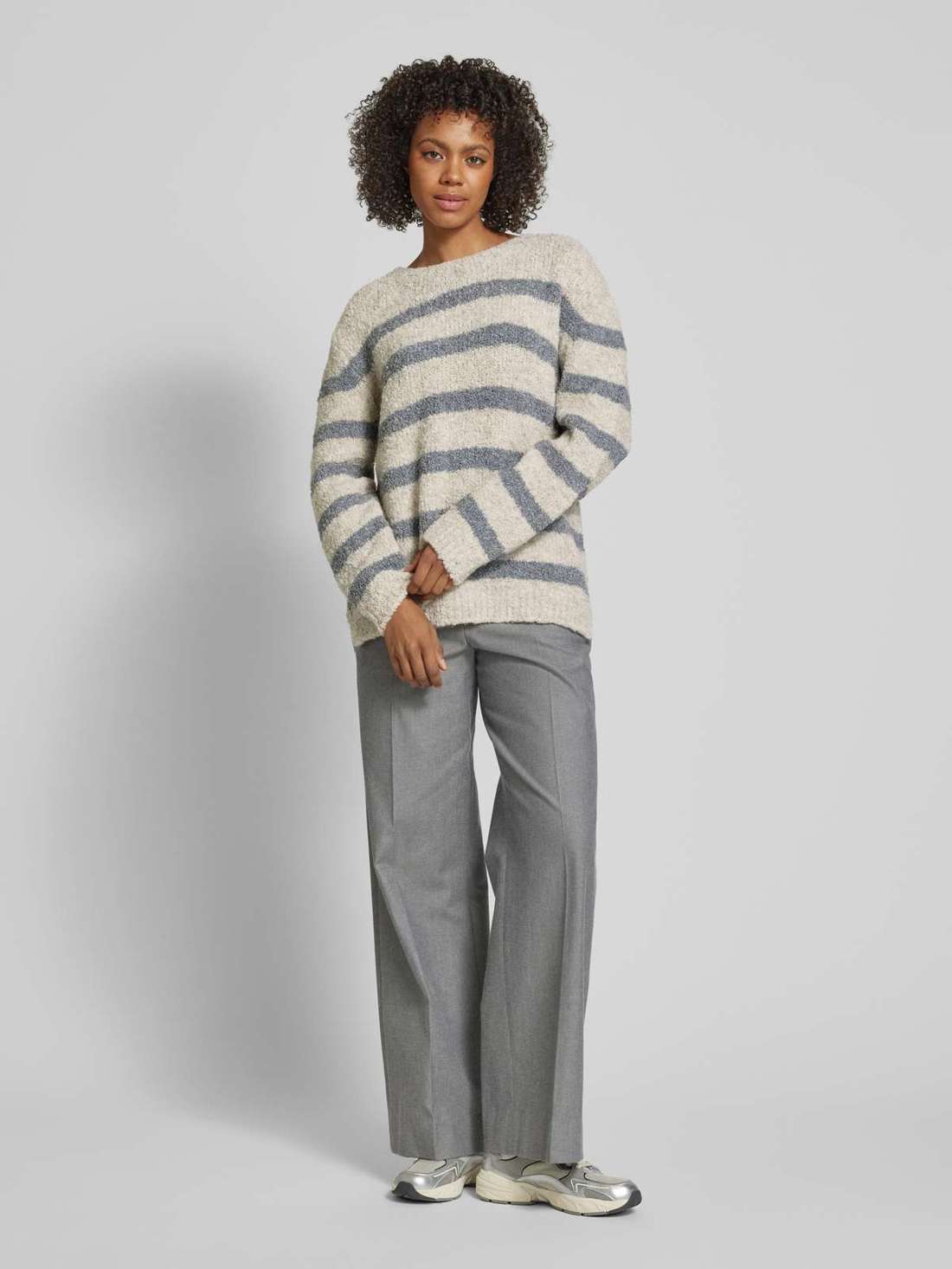 Объемный вязаный свитер с круглым вырезом