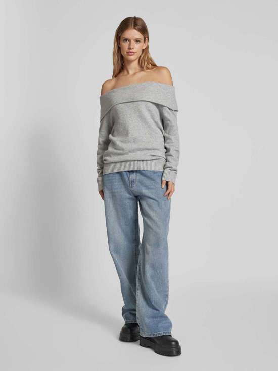 Вязаный свитер с открытыми плечами