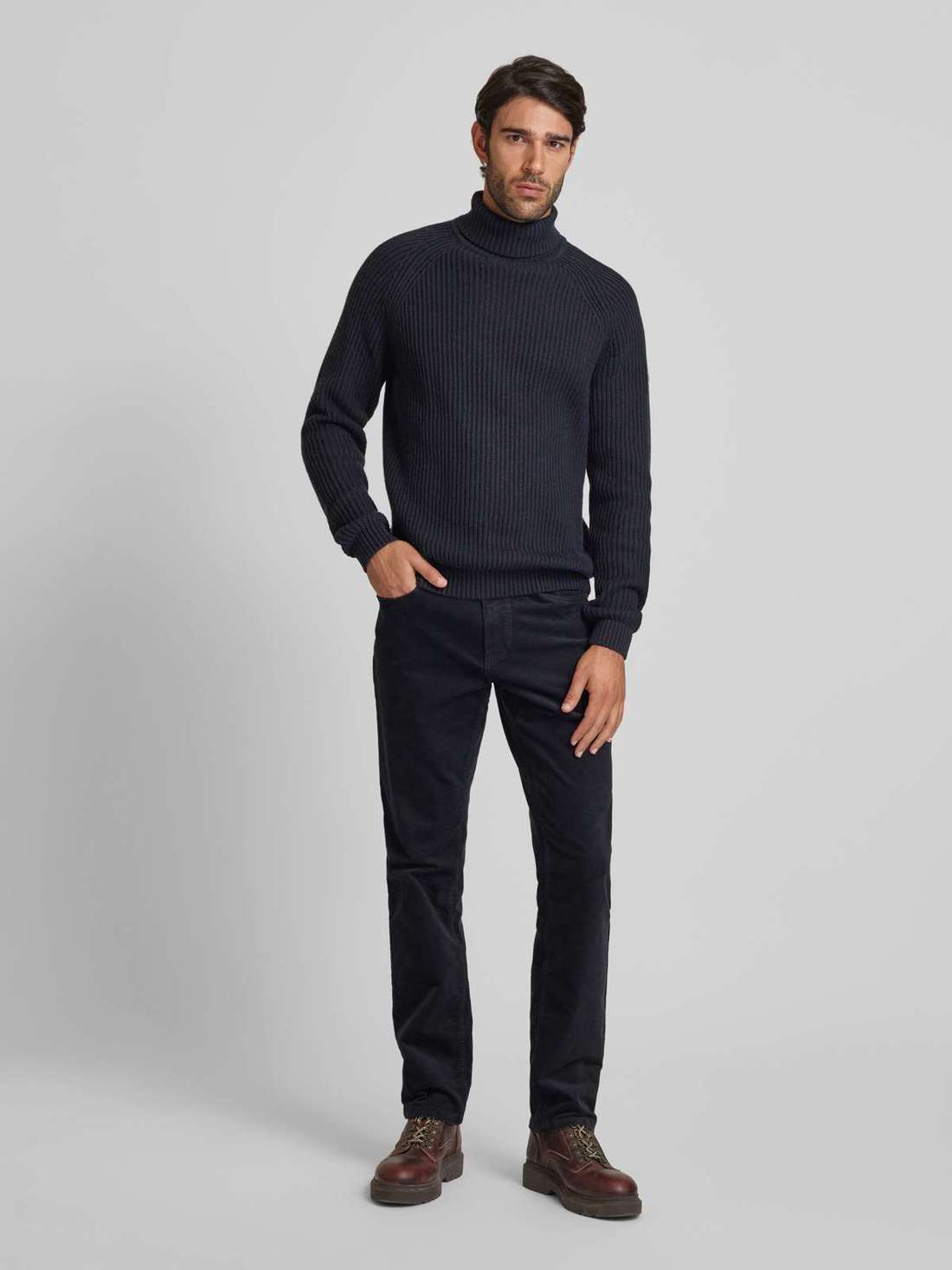 Вельветовые брюки стандартного кроя с пятью карманами