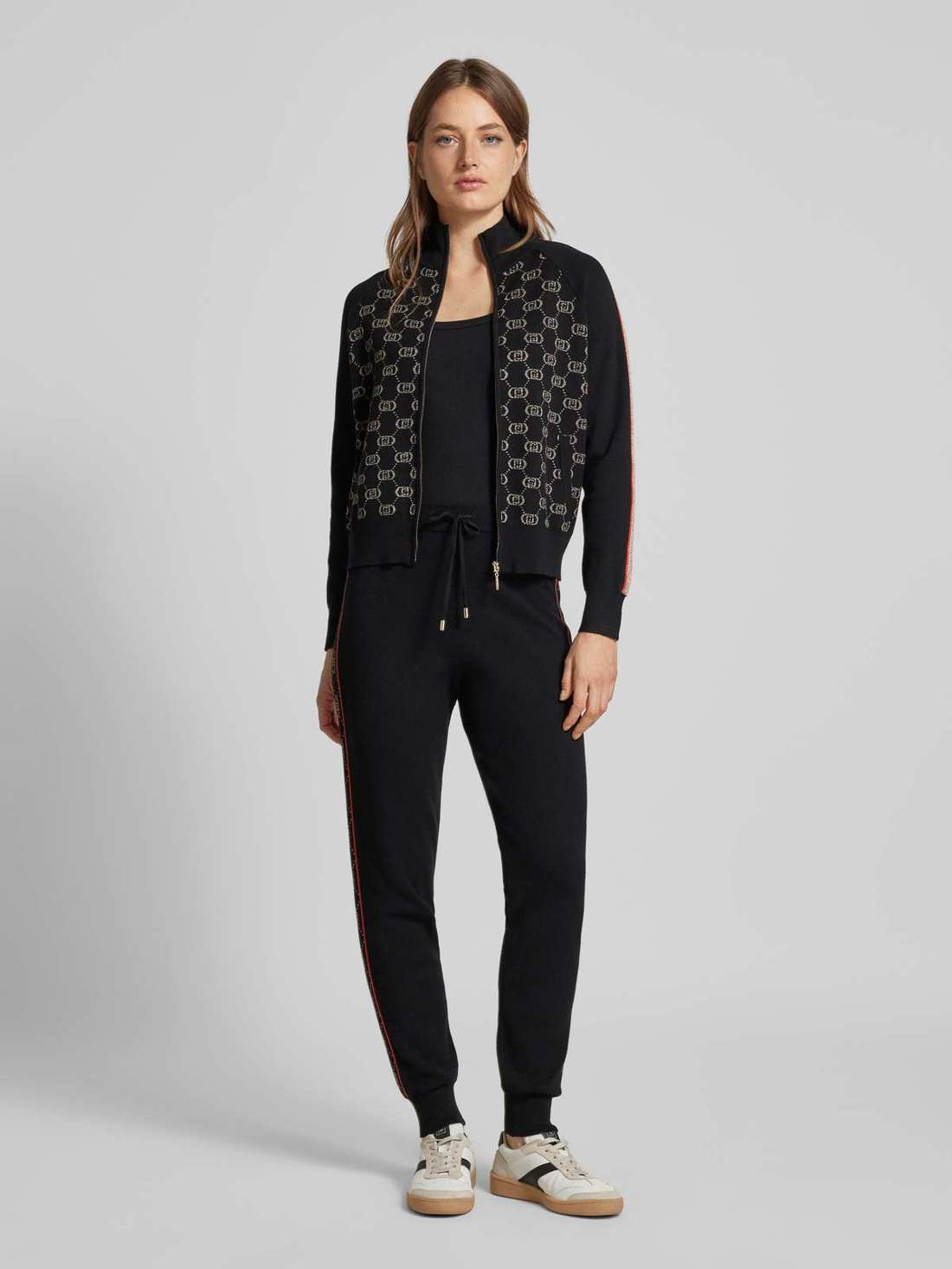 Толстовка с воротником стойкой