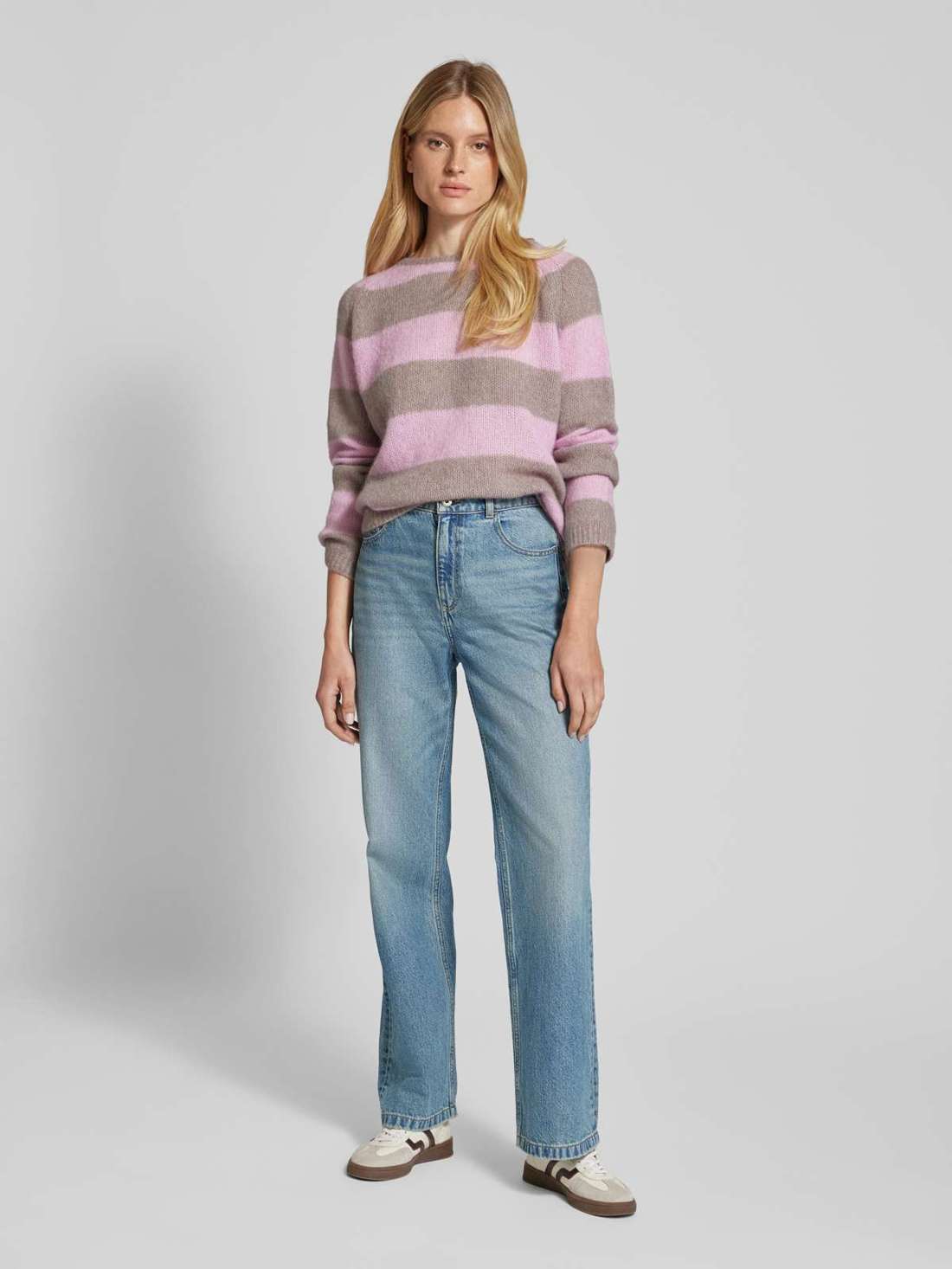 Вязаный свитер с ребристыми манжетами