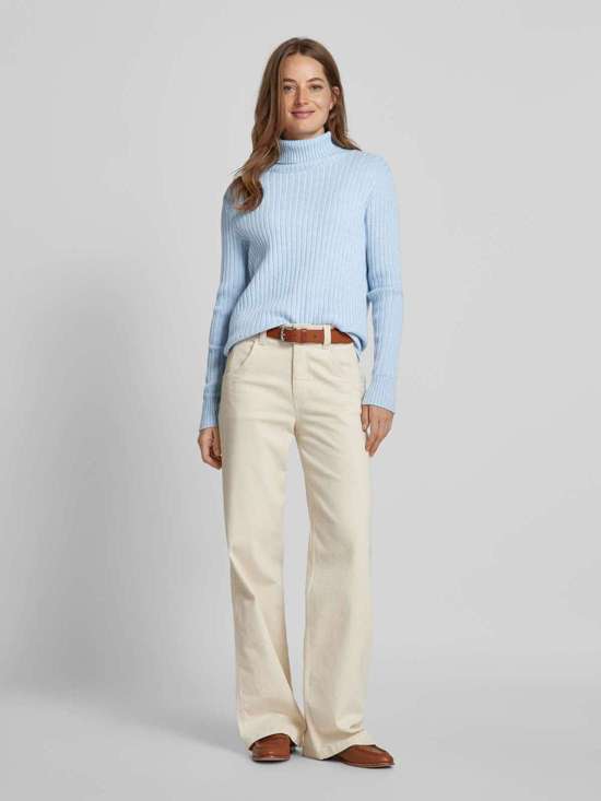 Вязаный свитер с высоким воротником