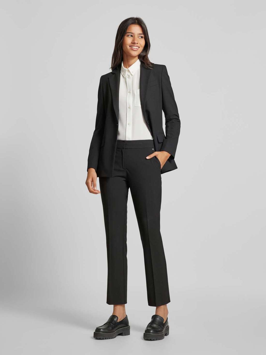 Тканевые брюки стандартного кроя с аппликацией-ярлыком Hatenia