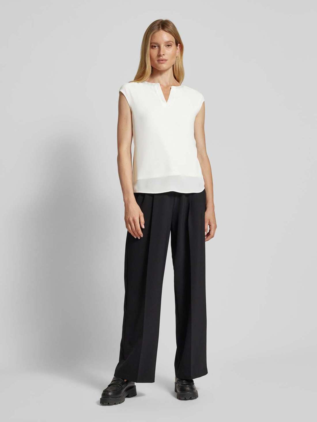 футболка с V-образным вырезом