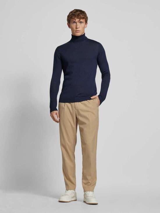 Вязаный свитер с высоким воротником