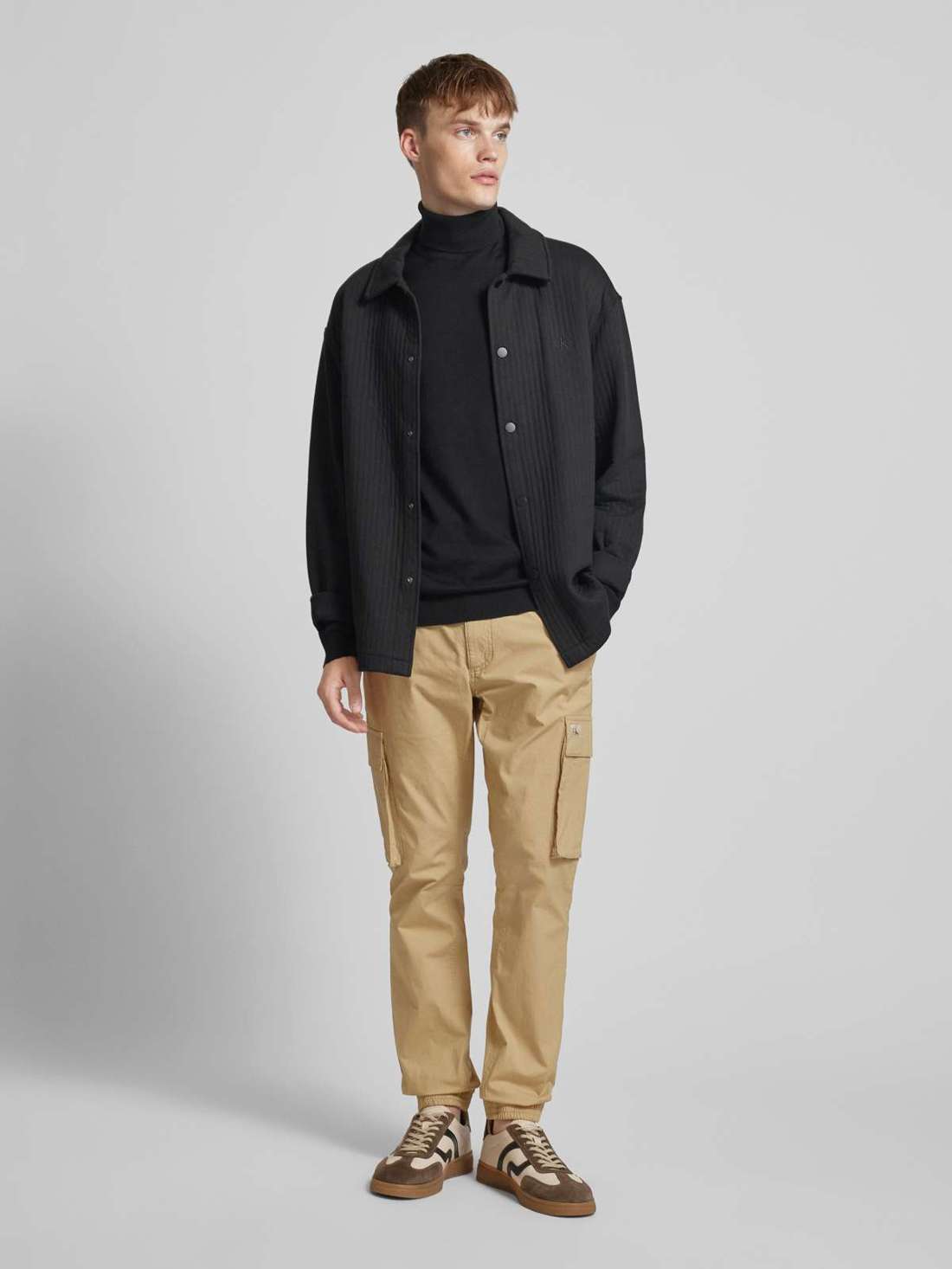 Узкие брюки-карго с нашивкой-лейблом