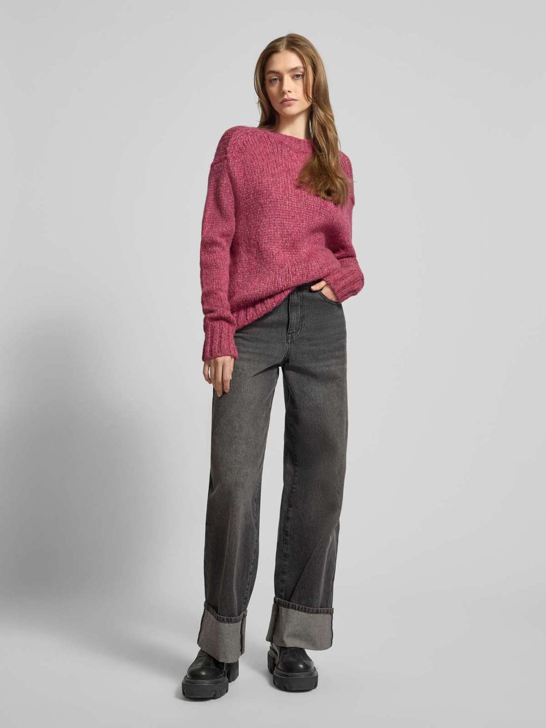 Вязаный свитер с круглым вырезом