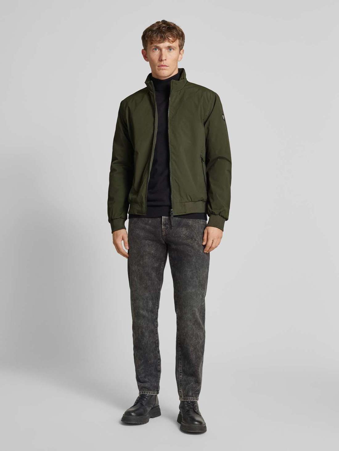 Куртка с воротником стойкой