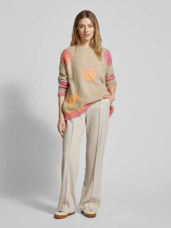 Вязаный свитер со спущенными плечами