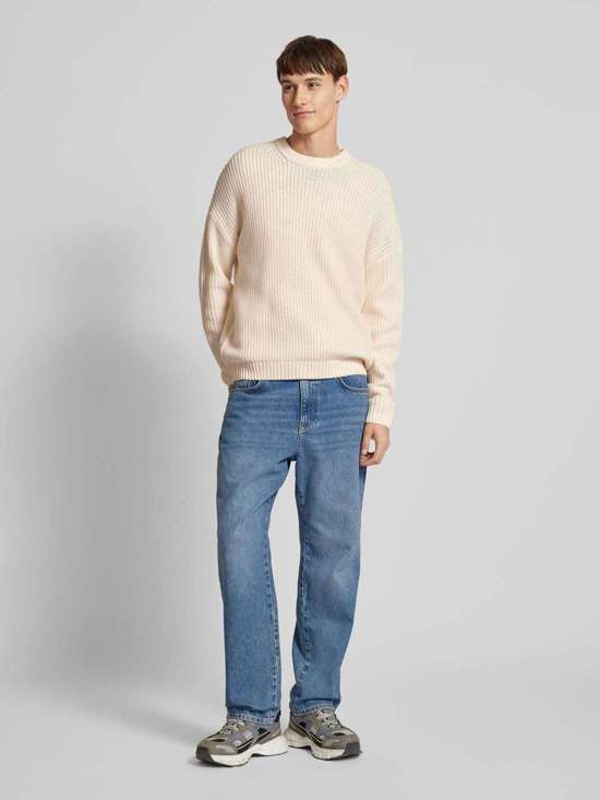 Вязаный свитер с круглым вырезом