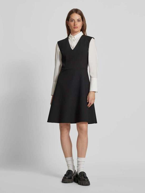 Платье длиной до колена с V-образным вырезом Karabella