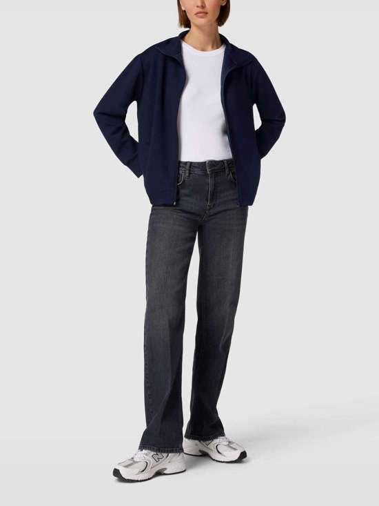 Толстовка с воротником стойкой