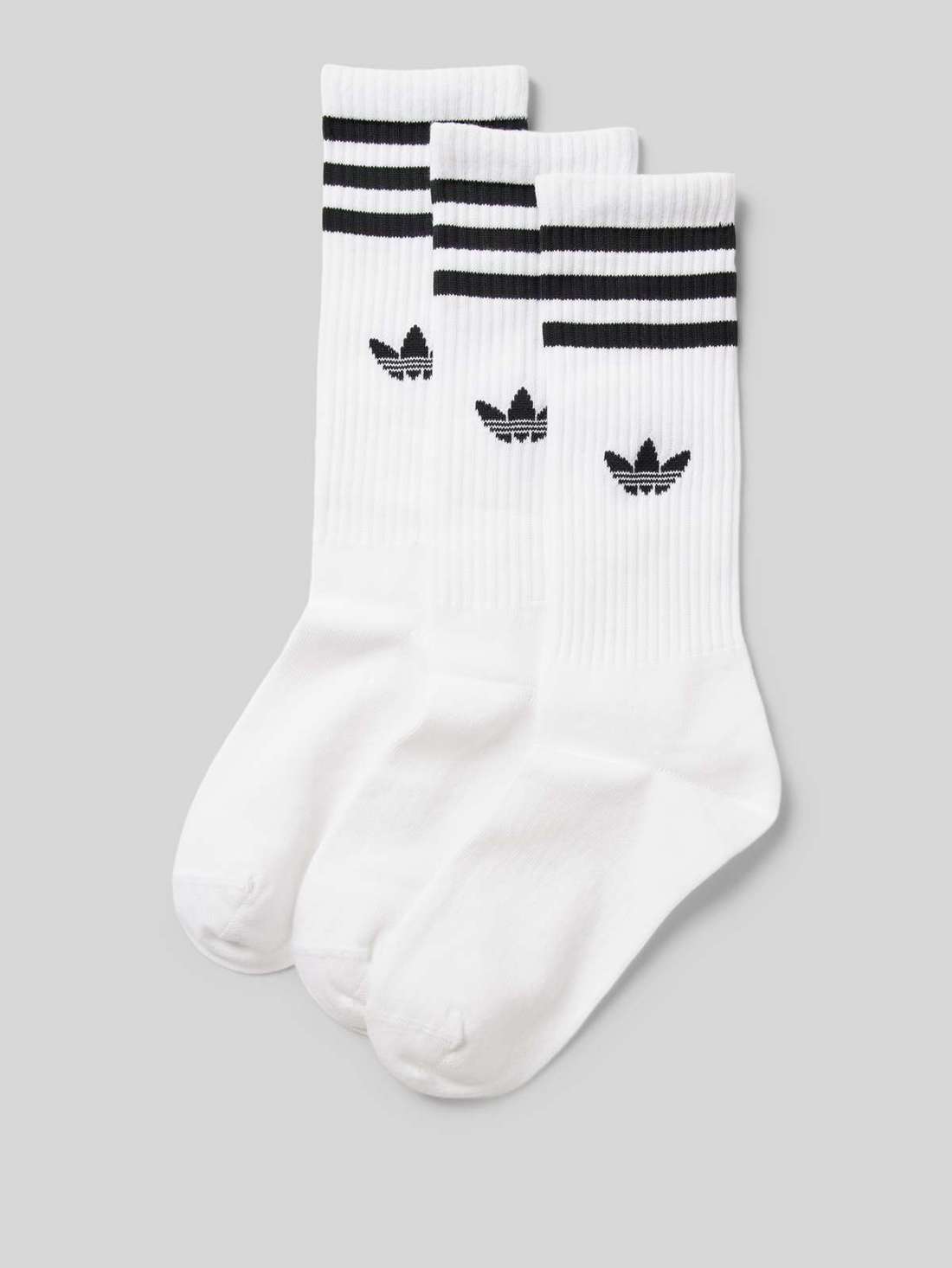 В упаковке 3 носка с принтом этикетки