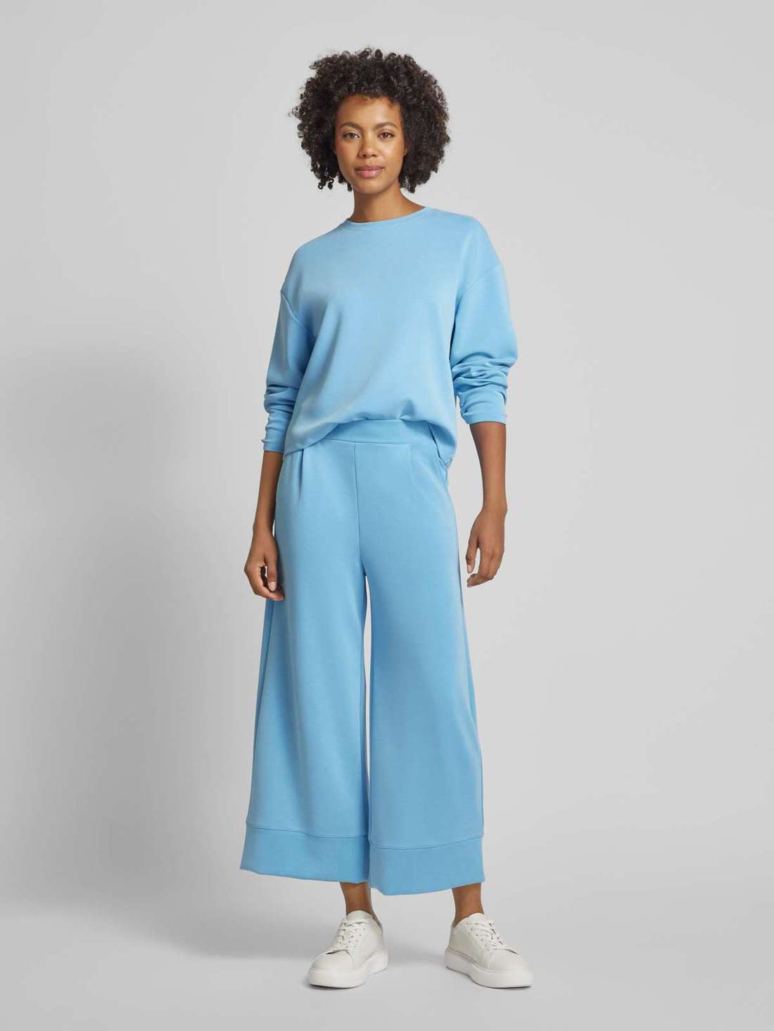 Свитшот со спущенными плечами