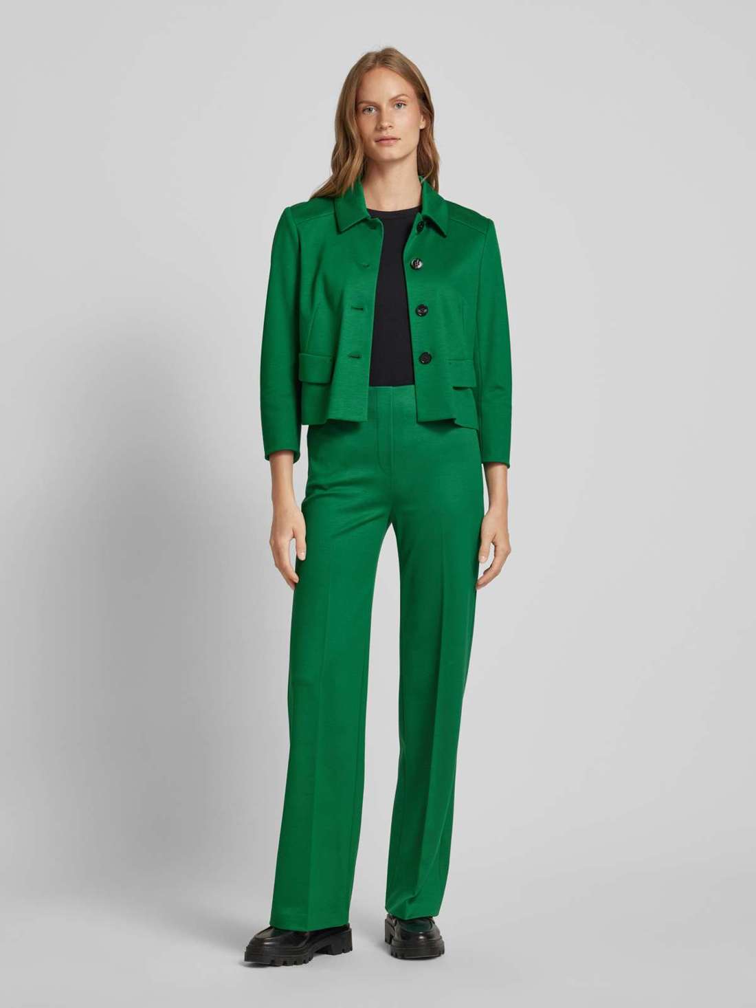 Брюки из ткани обычного кроя с заглаженными складками