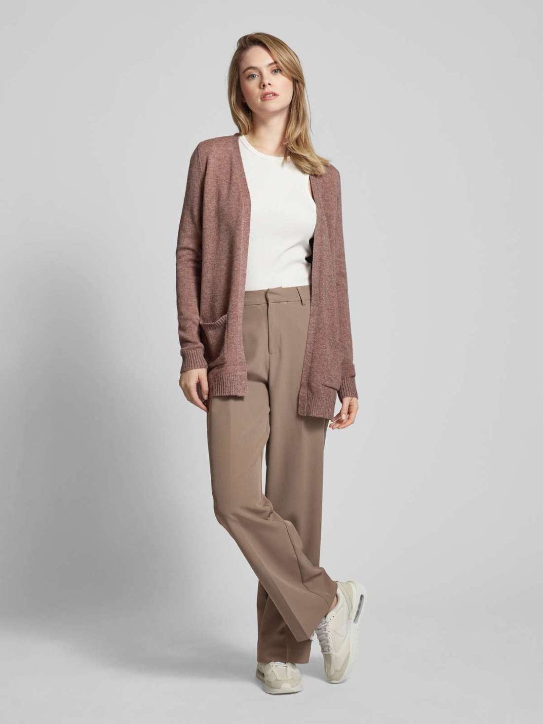 Кардиган в простом исполнении LESLY