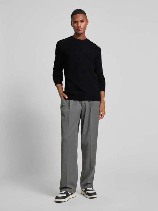 Вязаный свитер с круглым вырезом