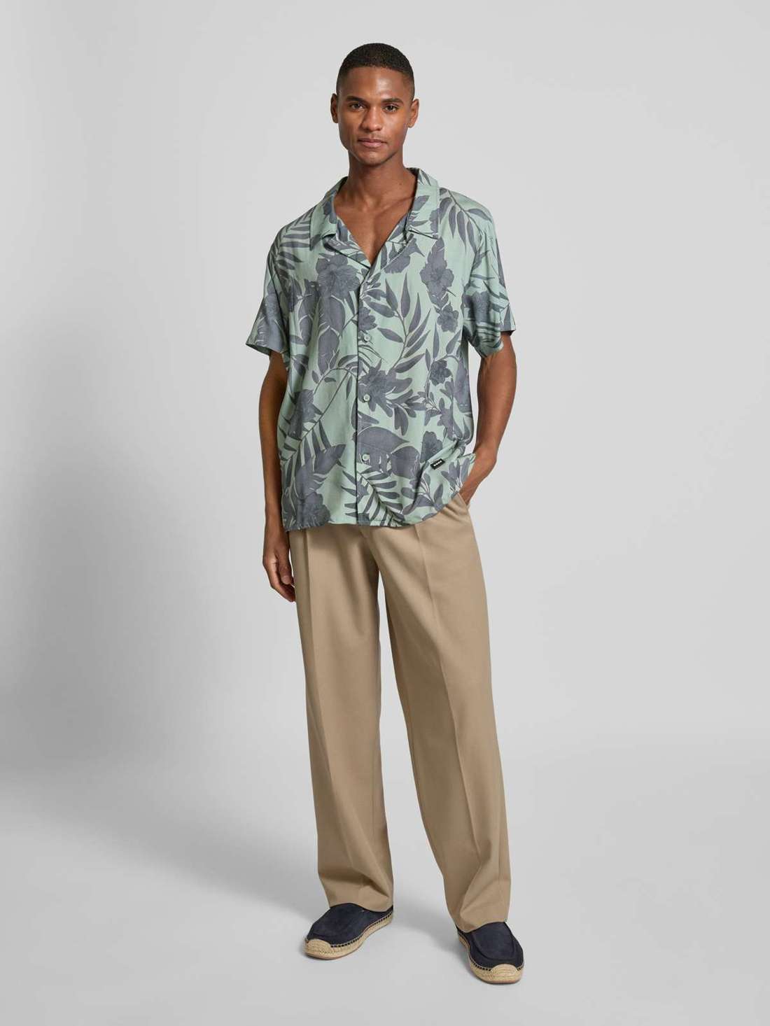 Повседневная рубашка свободного кроя из вискозы с курортным воротником