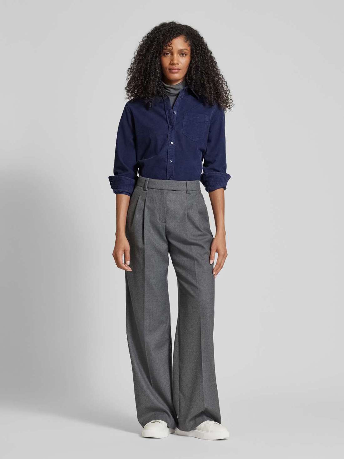 Вельветовая блузка стандартного кроя с нагрудным карманом