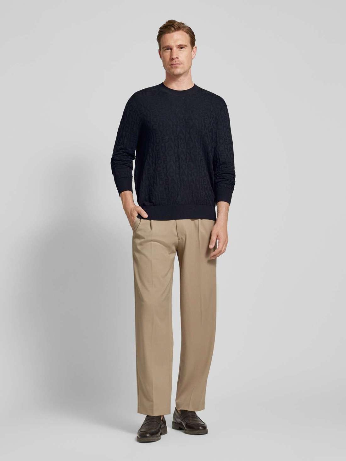 Вязаный свитер с ребристыми манжетами