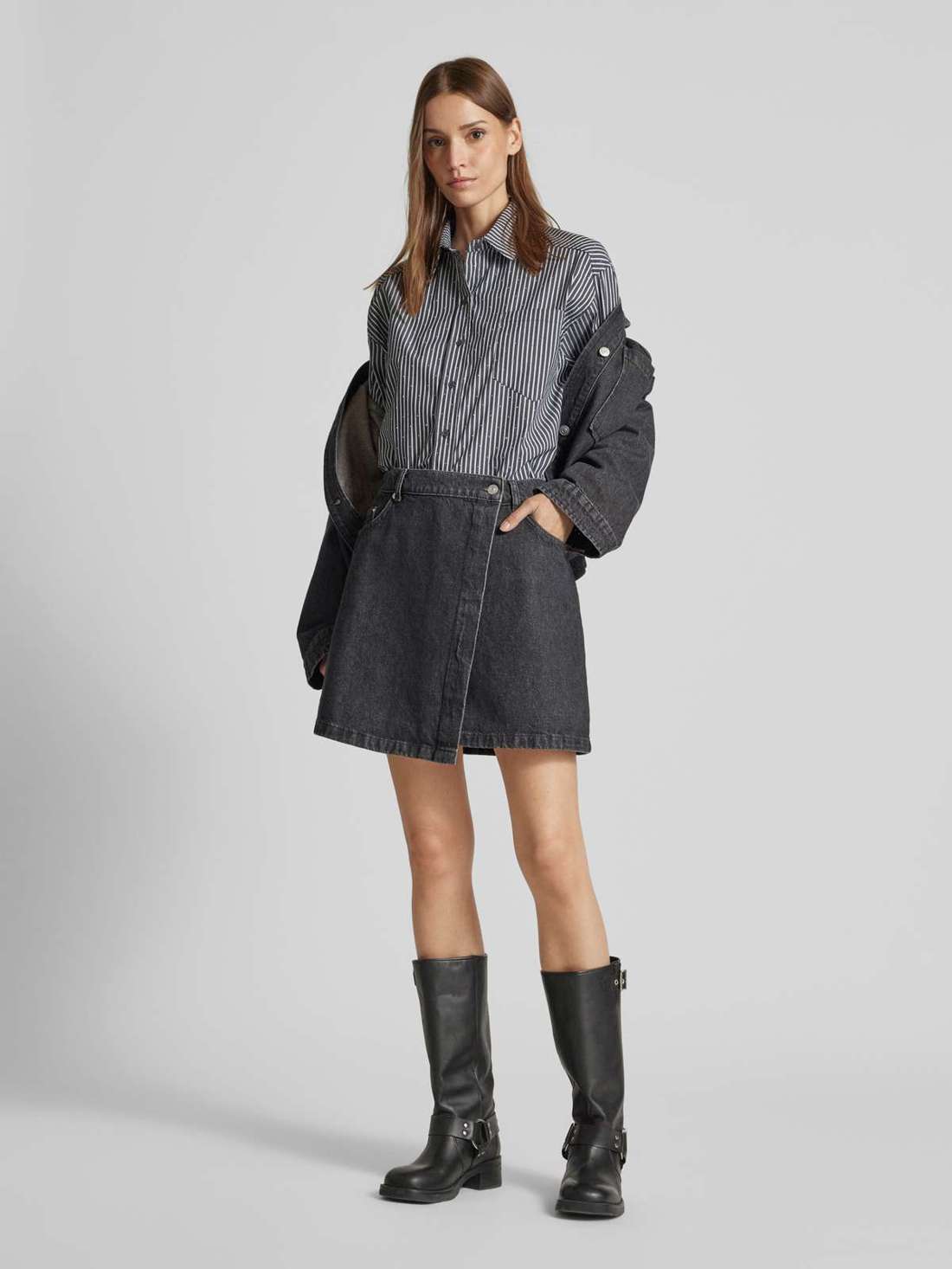 Блузка-рубашка классического кроя с отделкой декоративными камнями Dalma