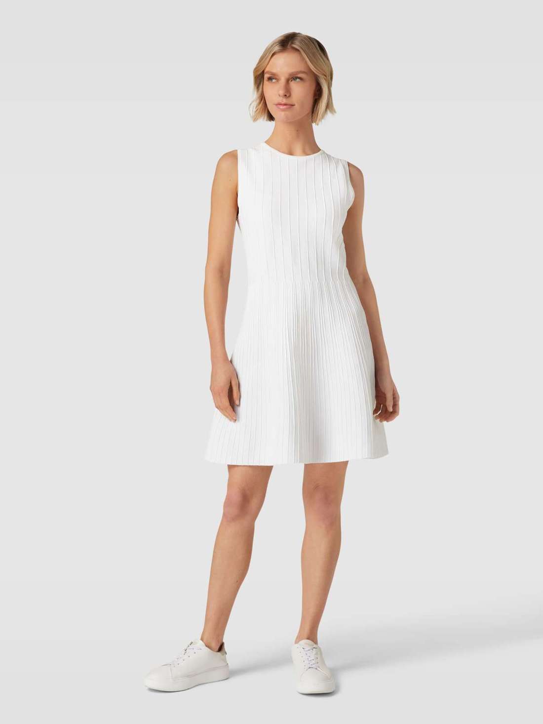 Коктейльное платье без рукавов с полосатым узором