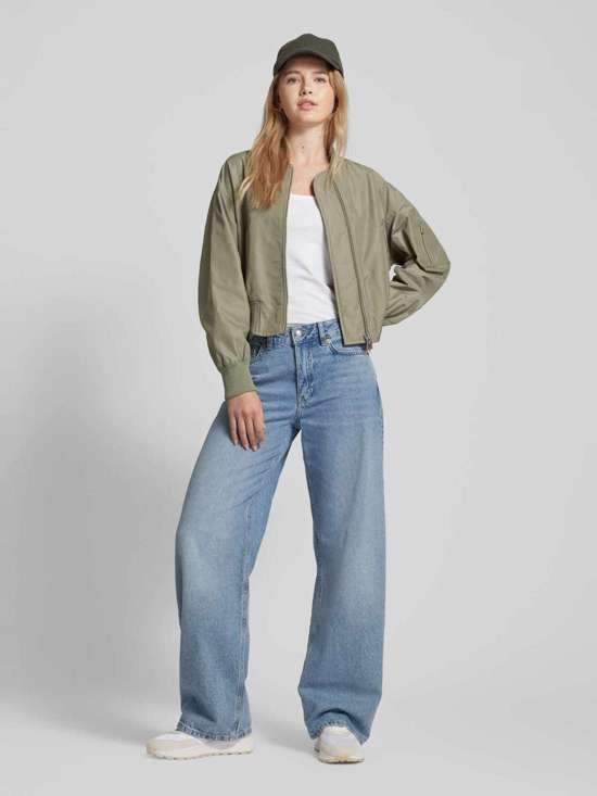 Бомбер с прорезными карманами