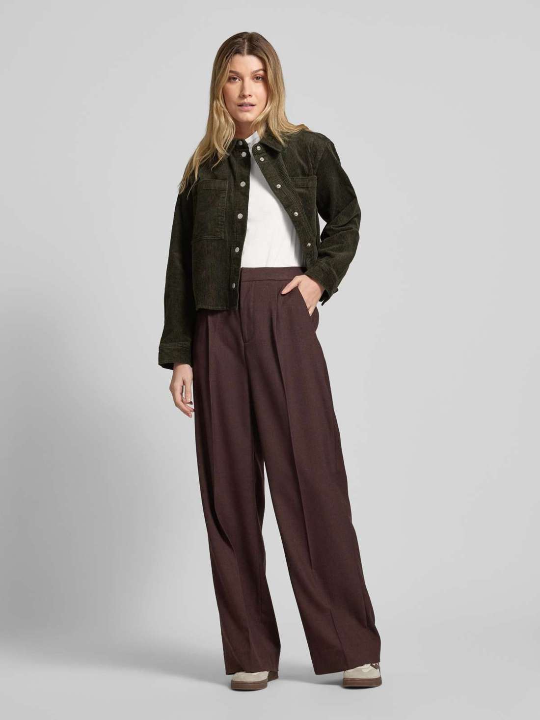 Рубашка приталенного кроя с длинными рукавами и воротником-стойкой