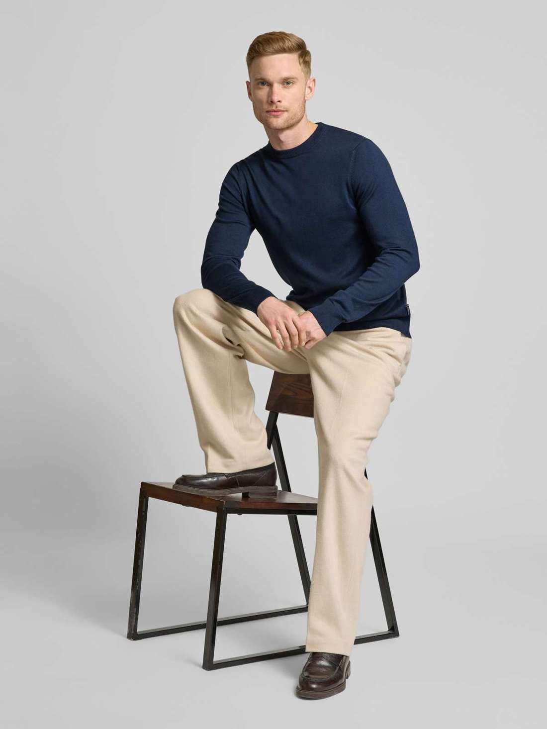 Вязаный свитер с круглым вырезом