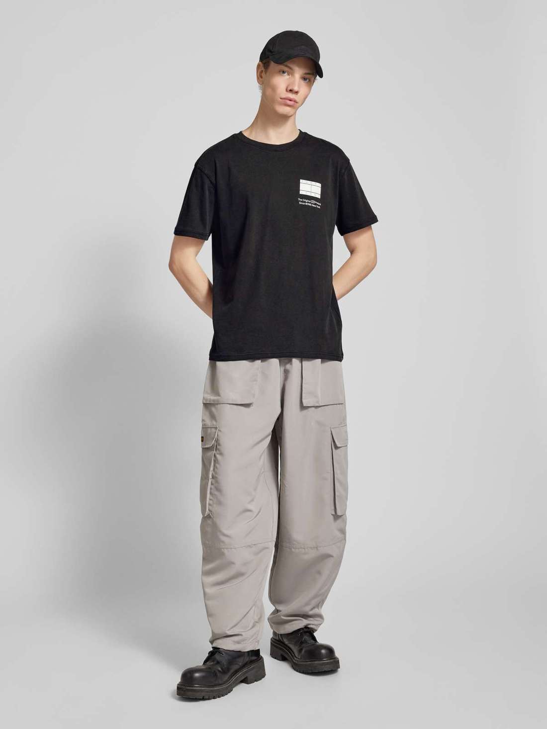 Футболка стандартного кроя с принтом этикетки