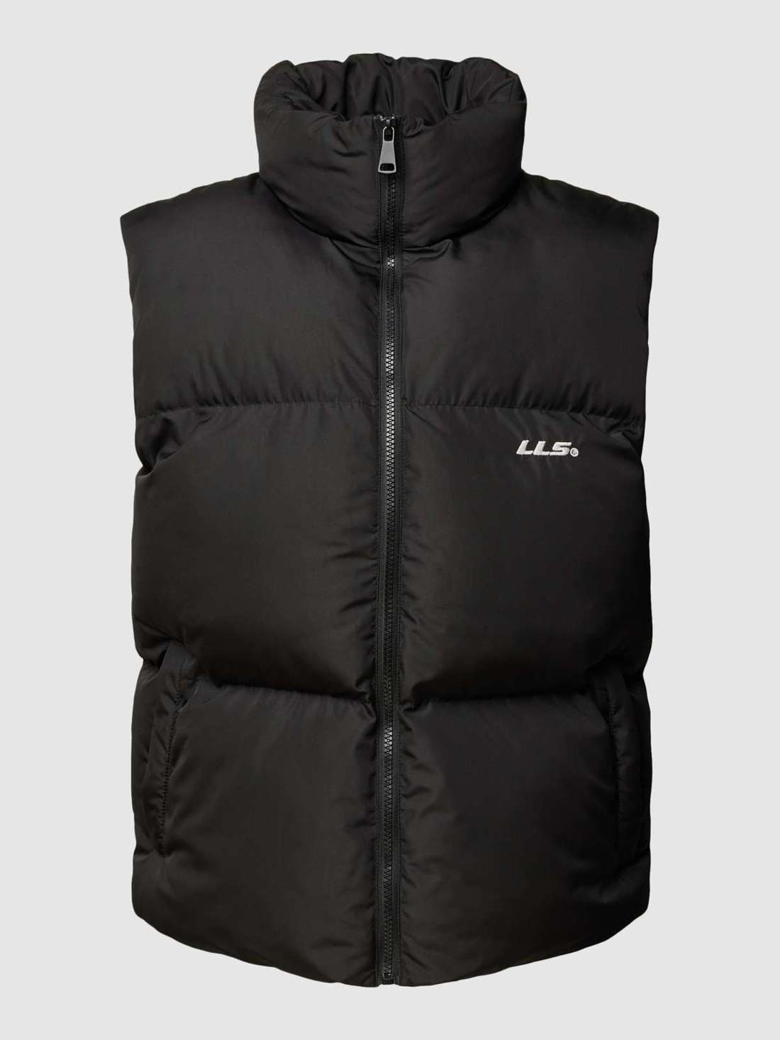 Стеганый жилет с пришивкой этикеток