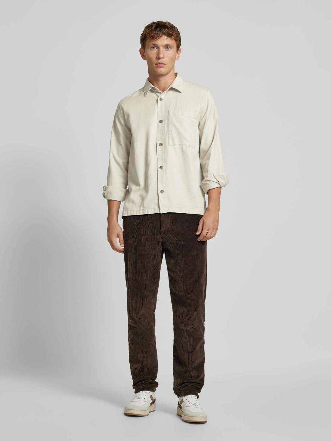 Рубашка стандартного кроя с накладным нагрудным карманом