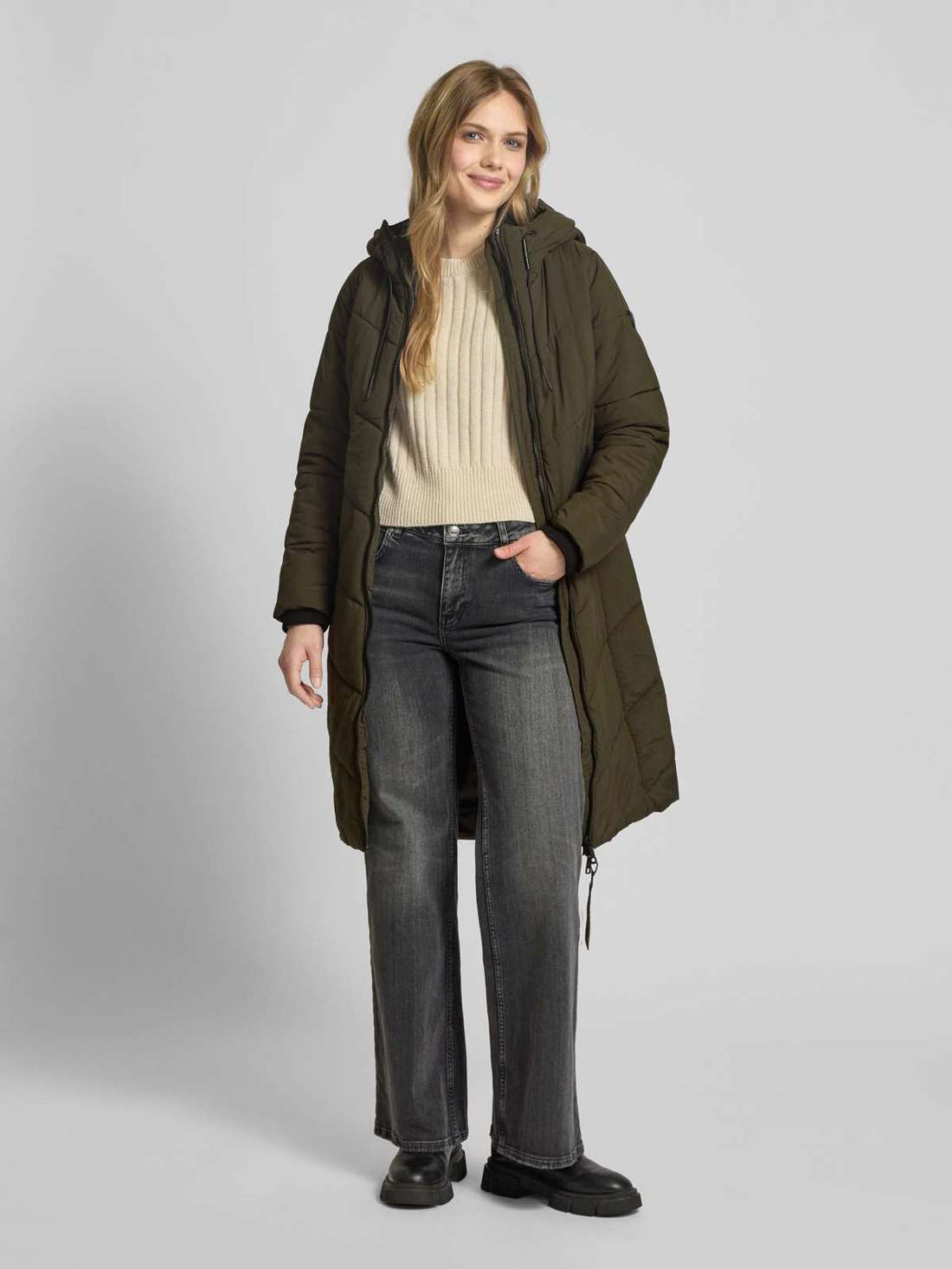 Стеганое пальто с лейблом ARIBAY5