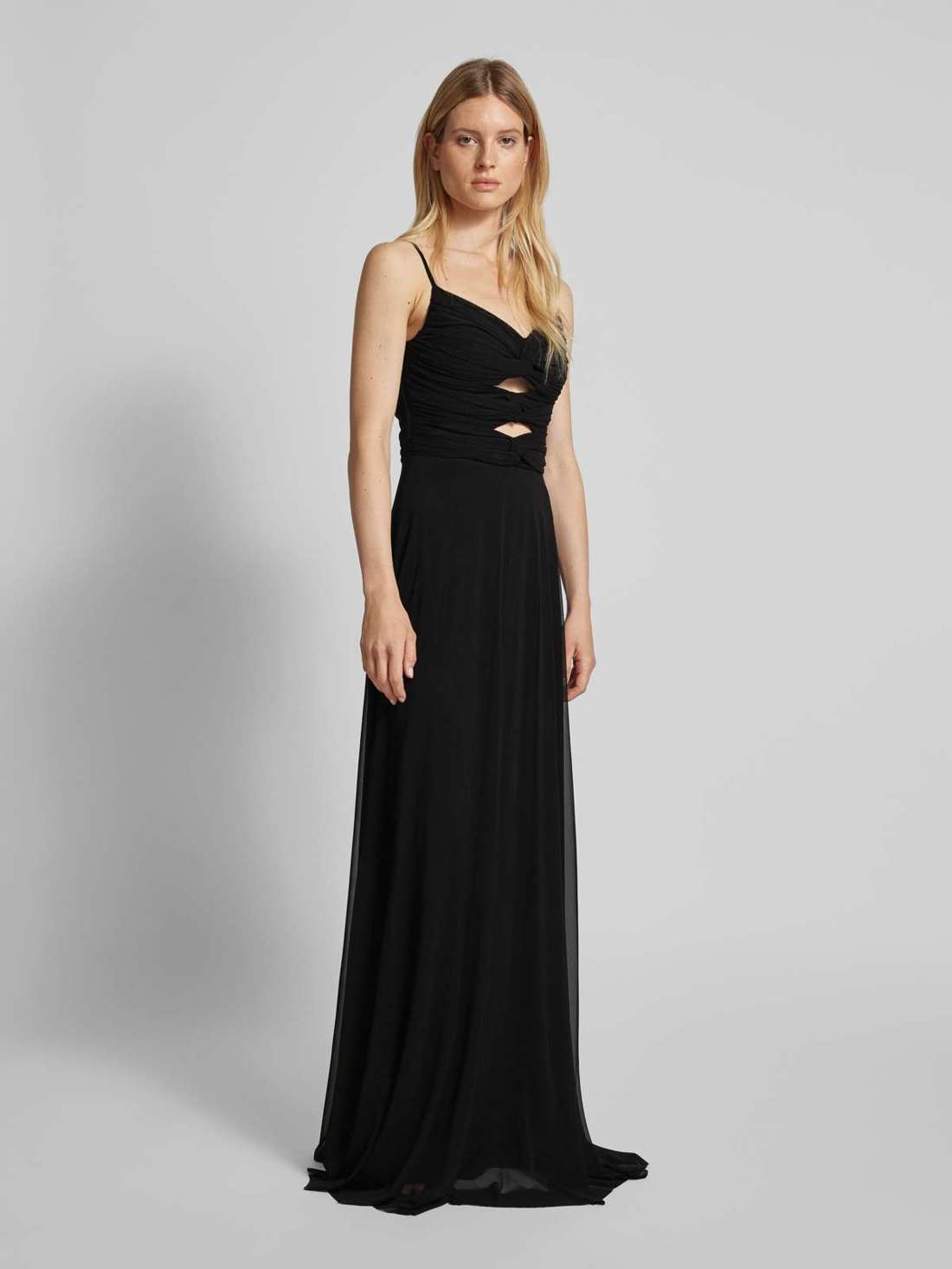 Вечернее платье с вырезами