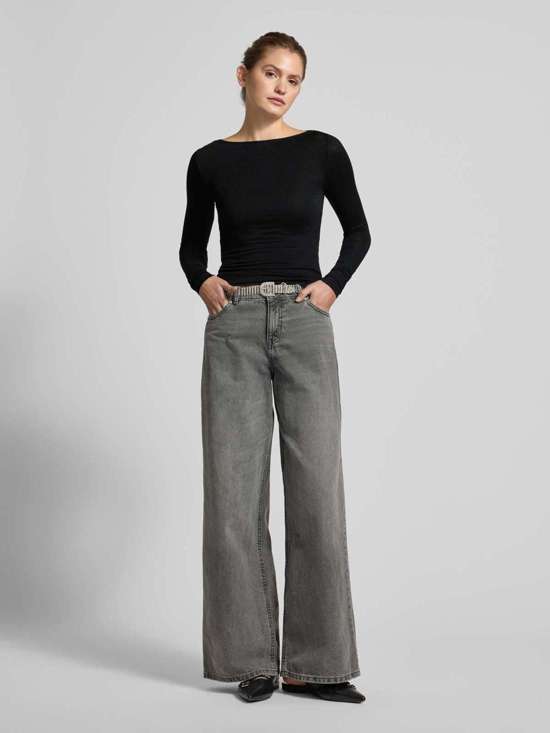 Лонгслив с вырезом «лодочка»