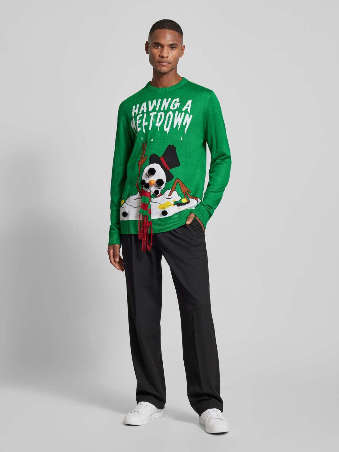 Вязаный свитер с пришивкой этикеток