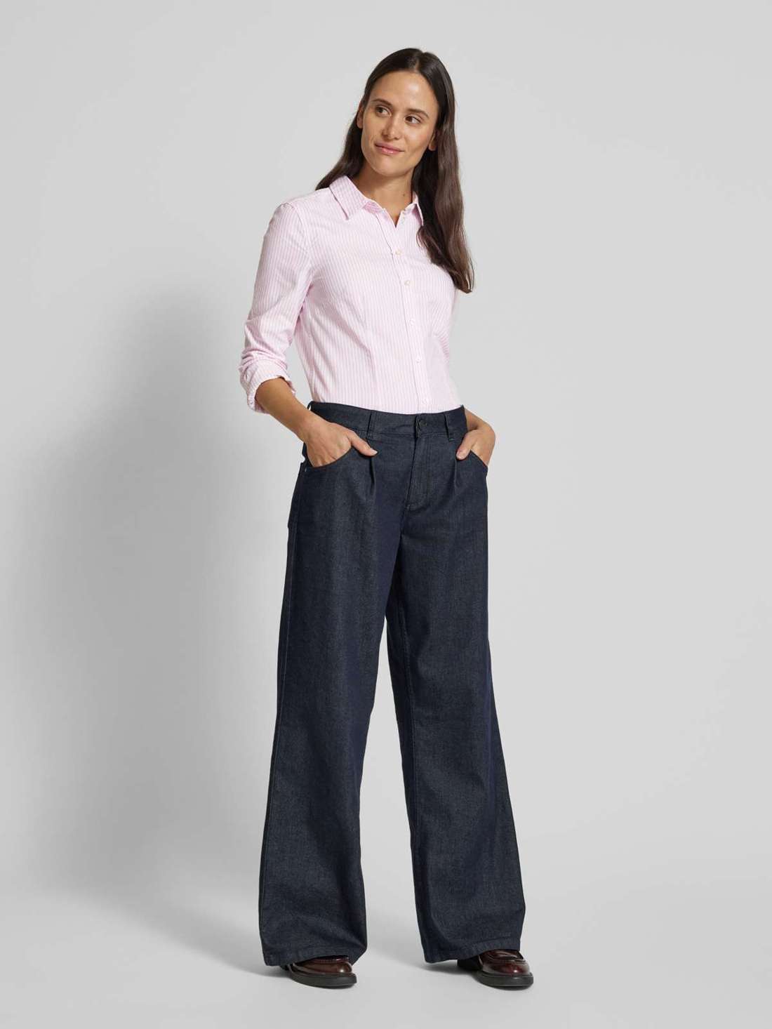 Блузка-рубашка приталенного кроя с манжетами