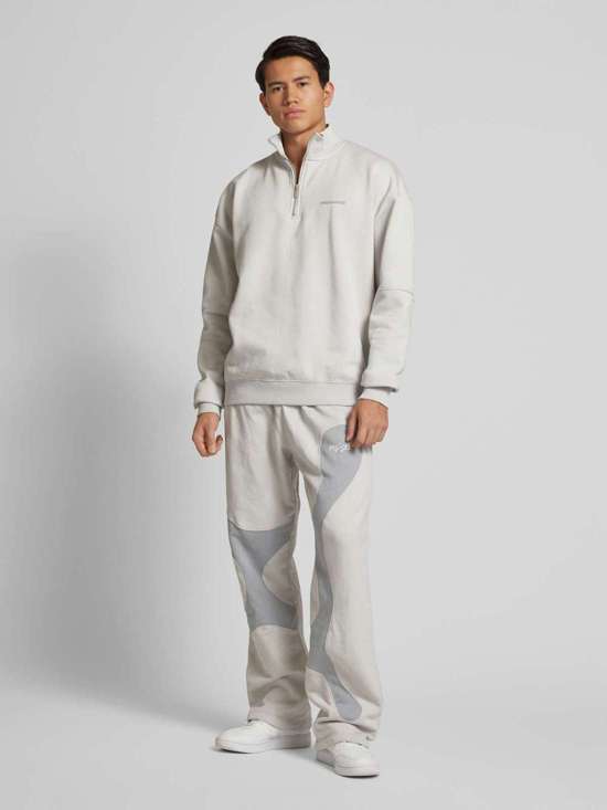 Спортивные брюки свободного кроя с принтом этикетки MINER