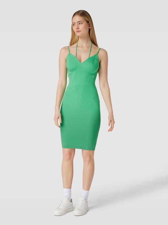 Платье длиной до колена с вышивкой этикеток