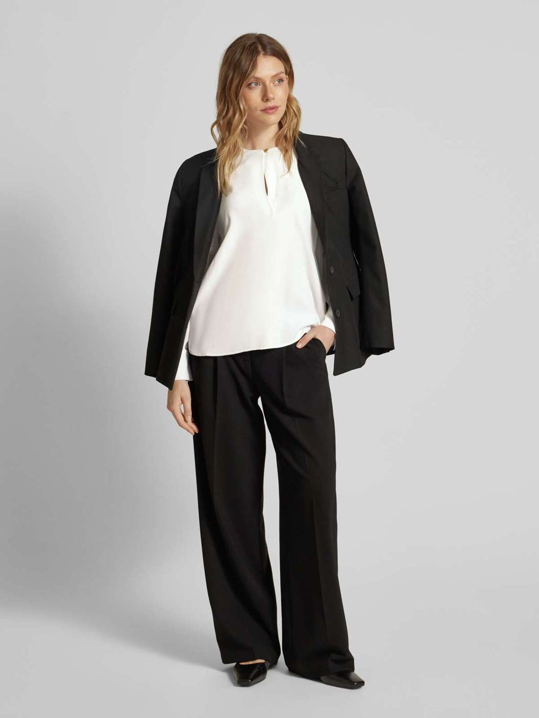 Блузка стандартного кроя с застежкой на пуговицы