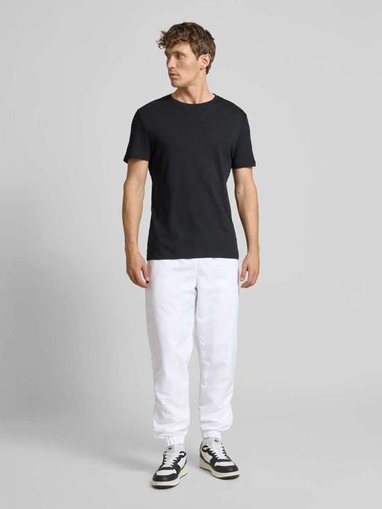 Спортивные брюки свободного кроя со значком